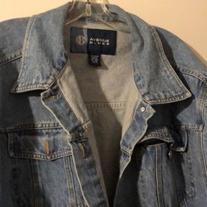 Avenue Jean jacket with four pockets.